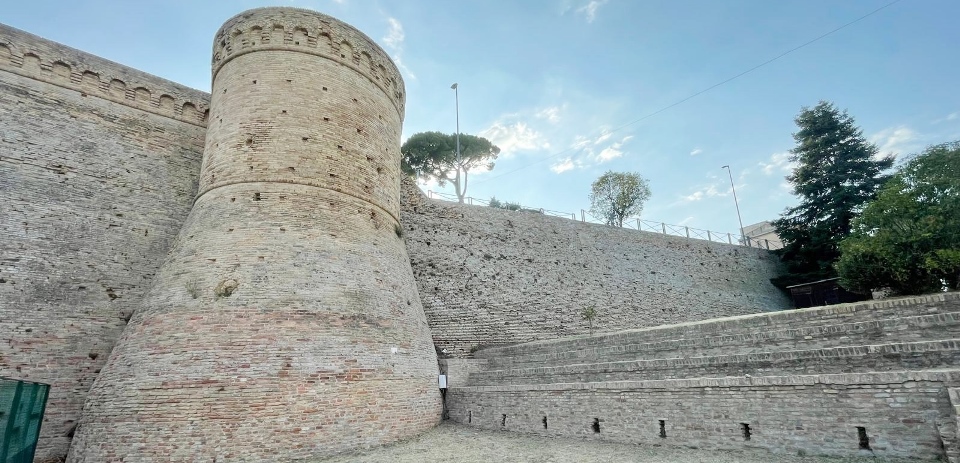 Recanati: le mura e i torrioni sforzeschi riportati all’antica bellezza grazie al primo intervento di decoro urbano dell’Amministrazione Pepa  