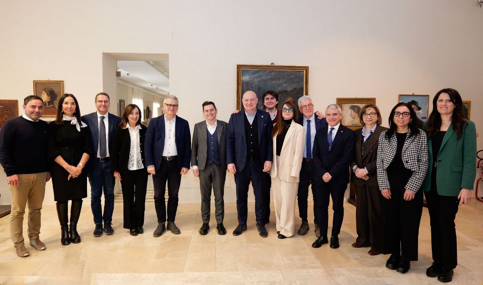 Stretta di mano tra i Comuni di Ascoli Piceno e Recanati Incontro tra le due Giunte a Palazzo Arengo